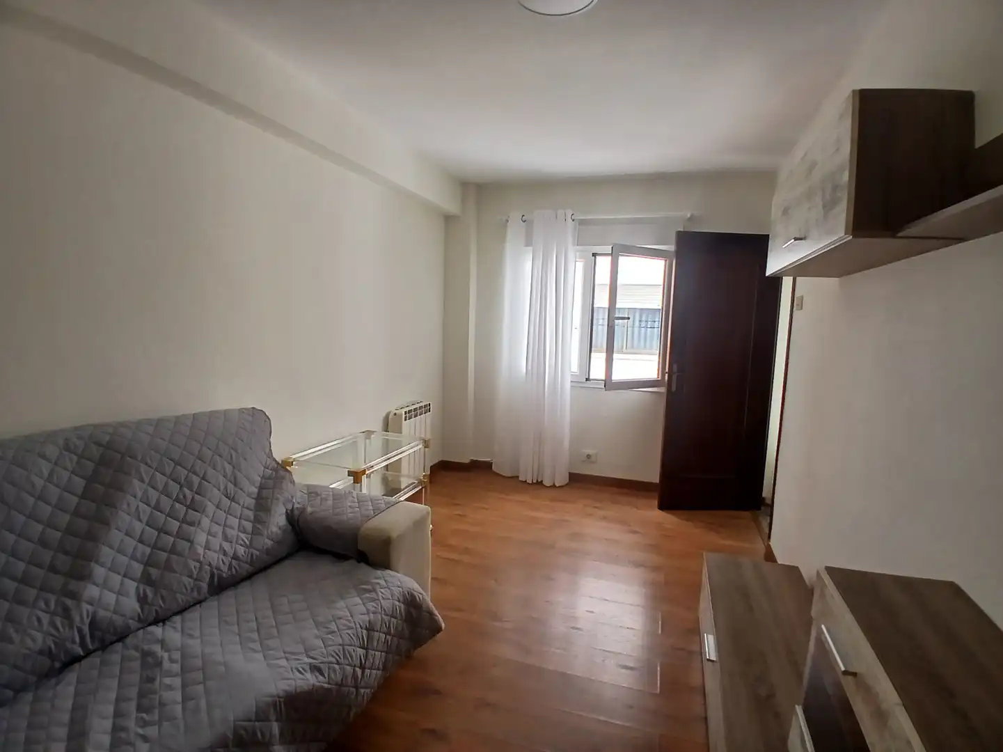 Habitación de Piso de alquiler en Gijón  con Calefacción, Parquet y Amueblado