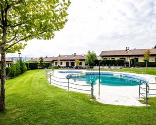 Piscina de Casa adosada en venda en Sabiñánigo amb Calefacció, Jardí privat i Terrassa