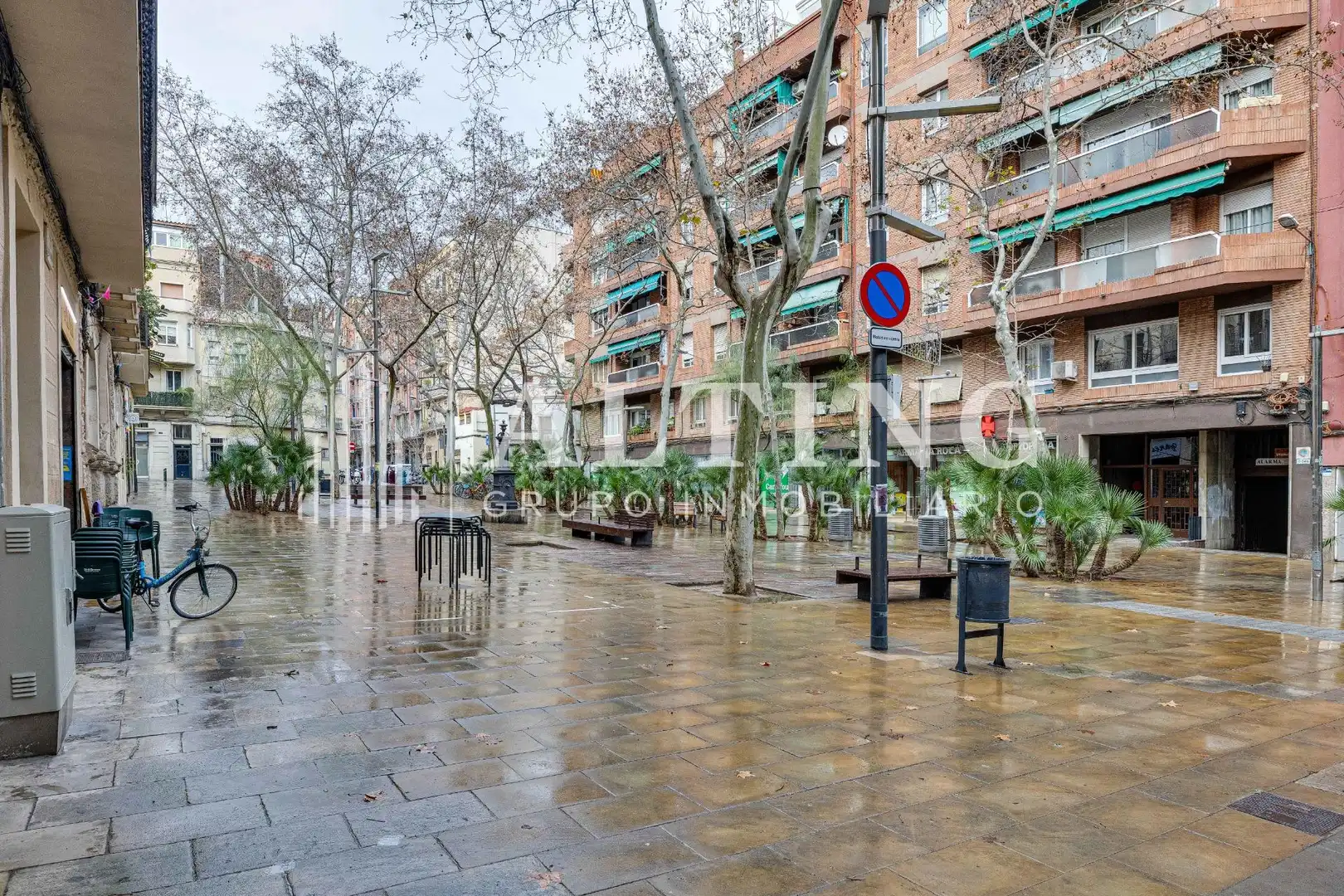 Vista exterior de Local en venda en Barcelona amb Aire condicionat i Moblat