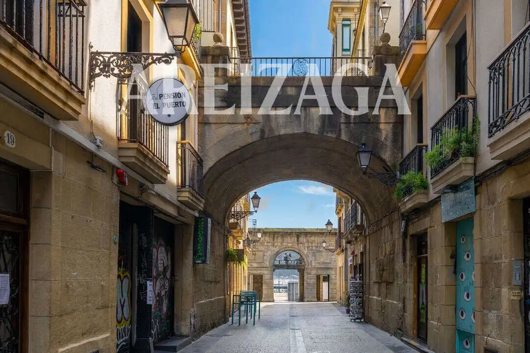 Vista exterior de Pis en venda en Donostia - San Sebastián  amb Calefacció