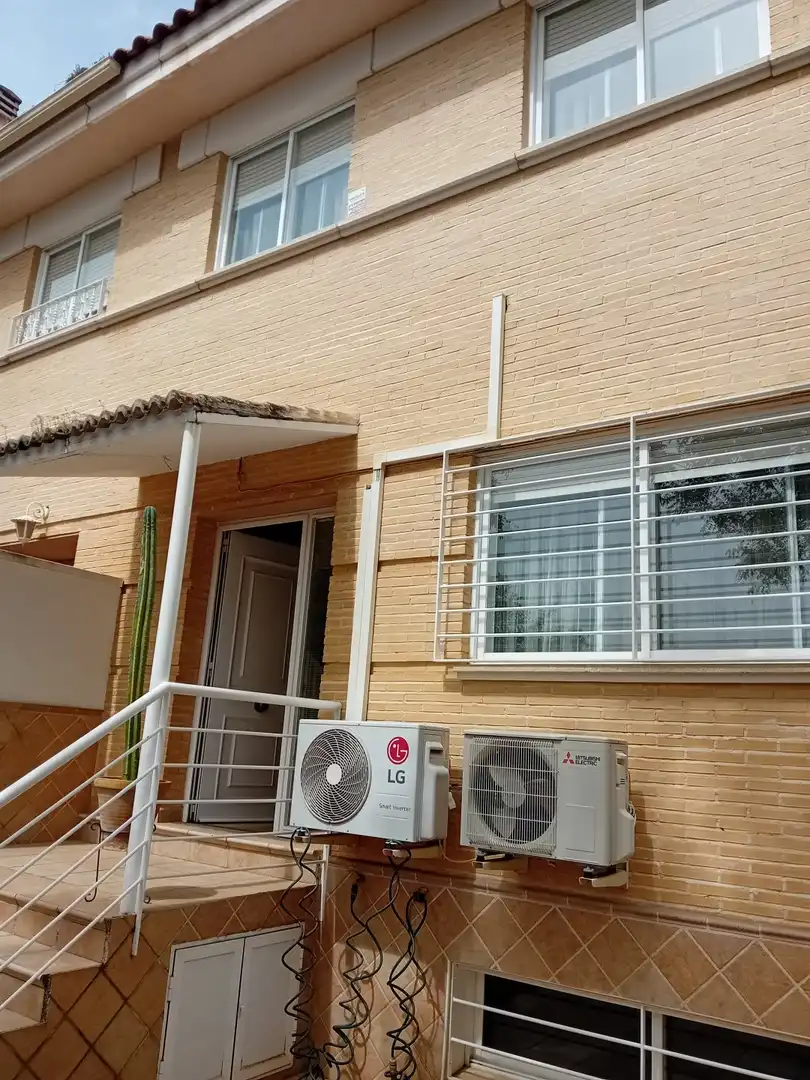 Vista exterior de Casa o xalet en venda en Ciudad Real amb Aire condicionat, Calefacció i Terrassa