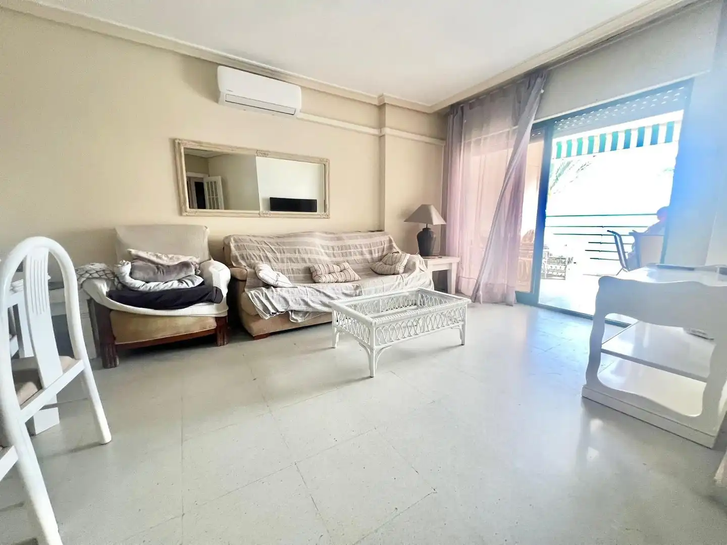 Sala de estar de Apartamento de alquiler en Torrevieja con Terraza, Amueblado y Lavadora