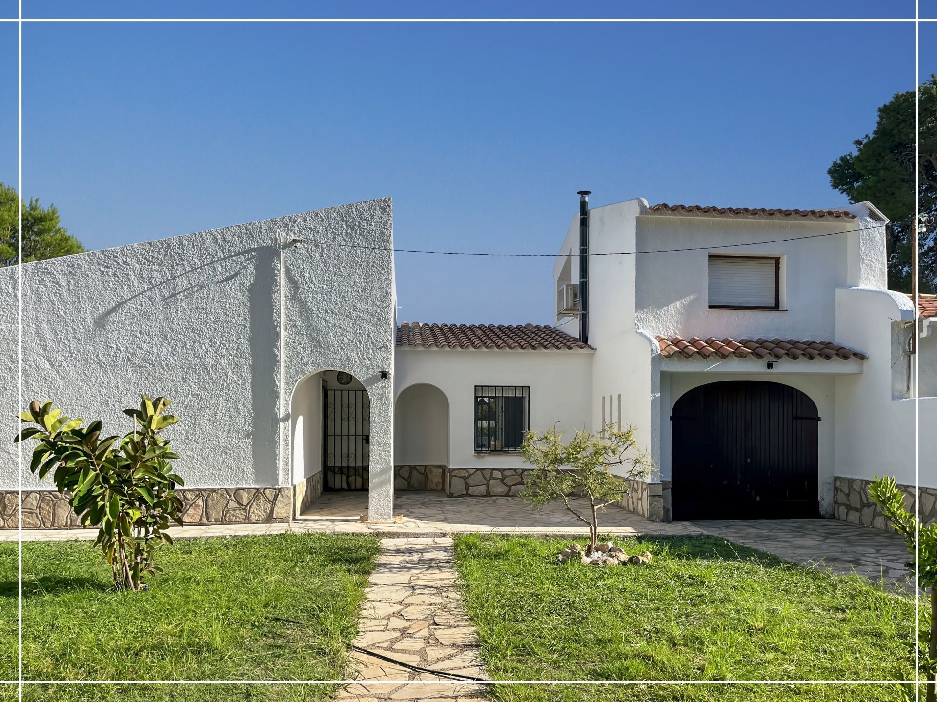 Vista exterior de Casa o xalet en venda en Mont-roig del Camp amb Aire condicionat, Calefacció i Jardí privat