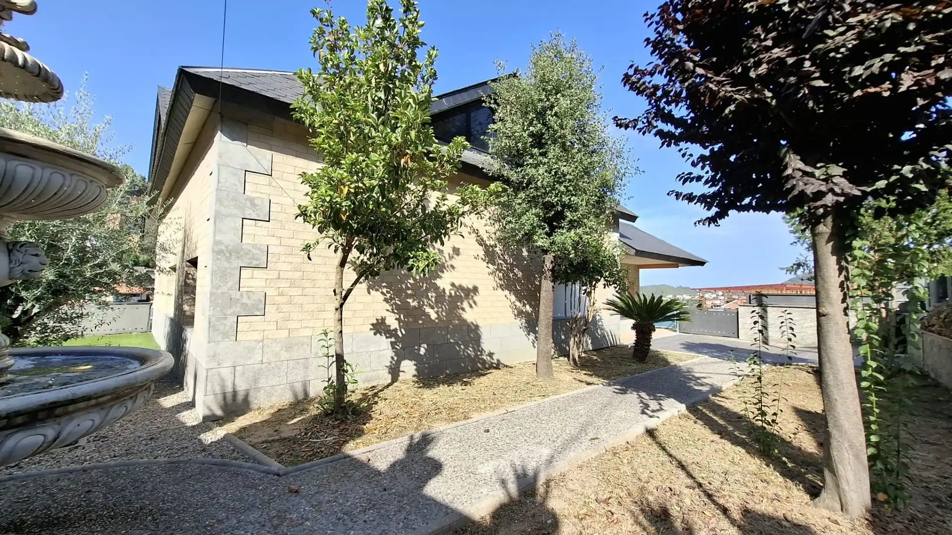 Vista exterior de Casa o xalet en venda en Vallirana amb Aire condicionat i Terrassa