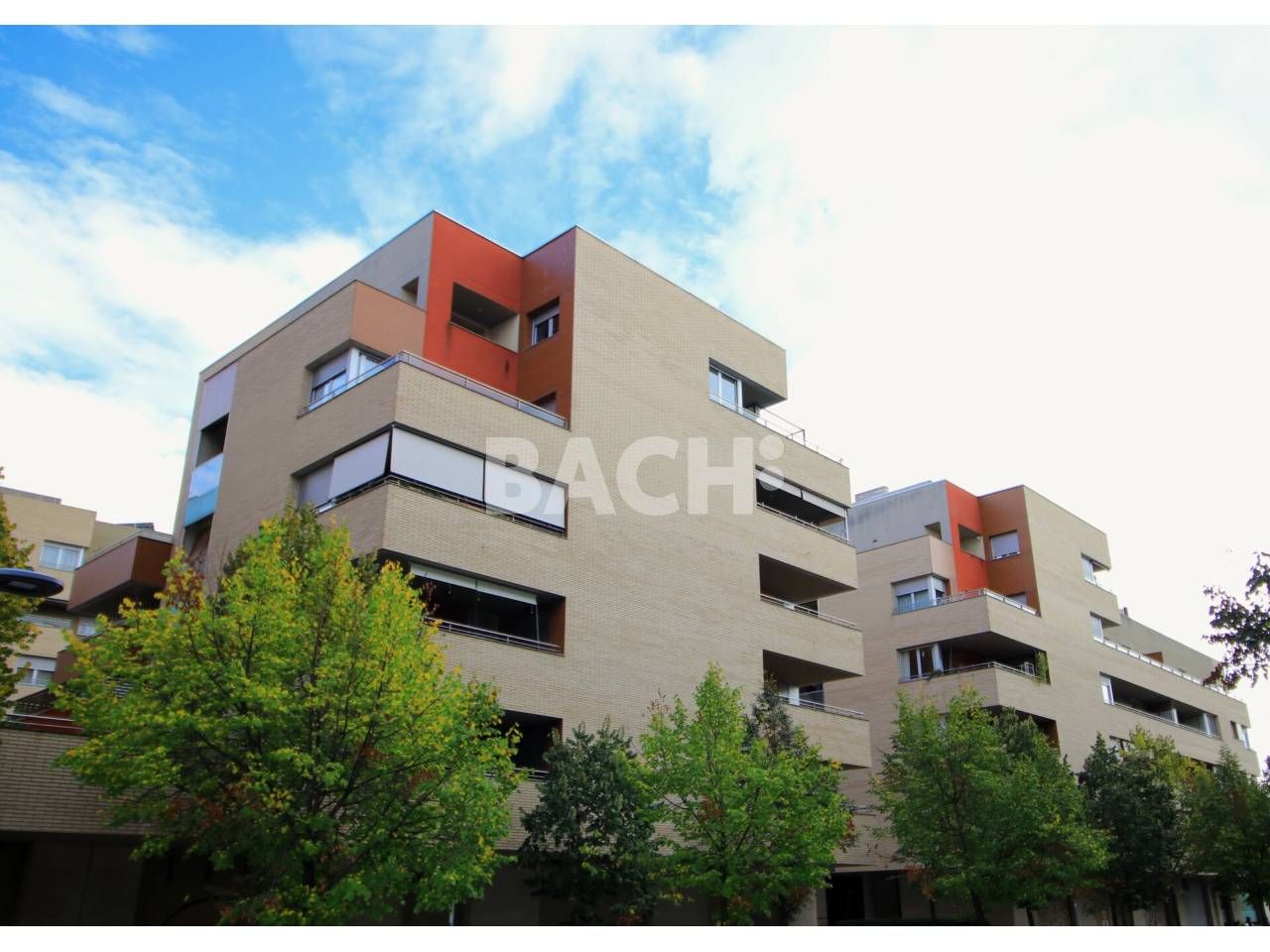 Vista exterior de Pis de lloguer en Vic amb Calefacció, Terrassa i Balcó