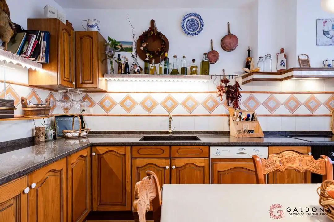 Cuina de Casa adosada en venda en Donostia - San Sebastián  amb Aire condicionat, Calefacció i Jardí privat