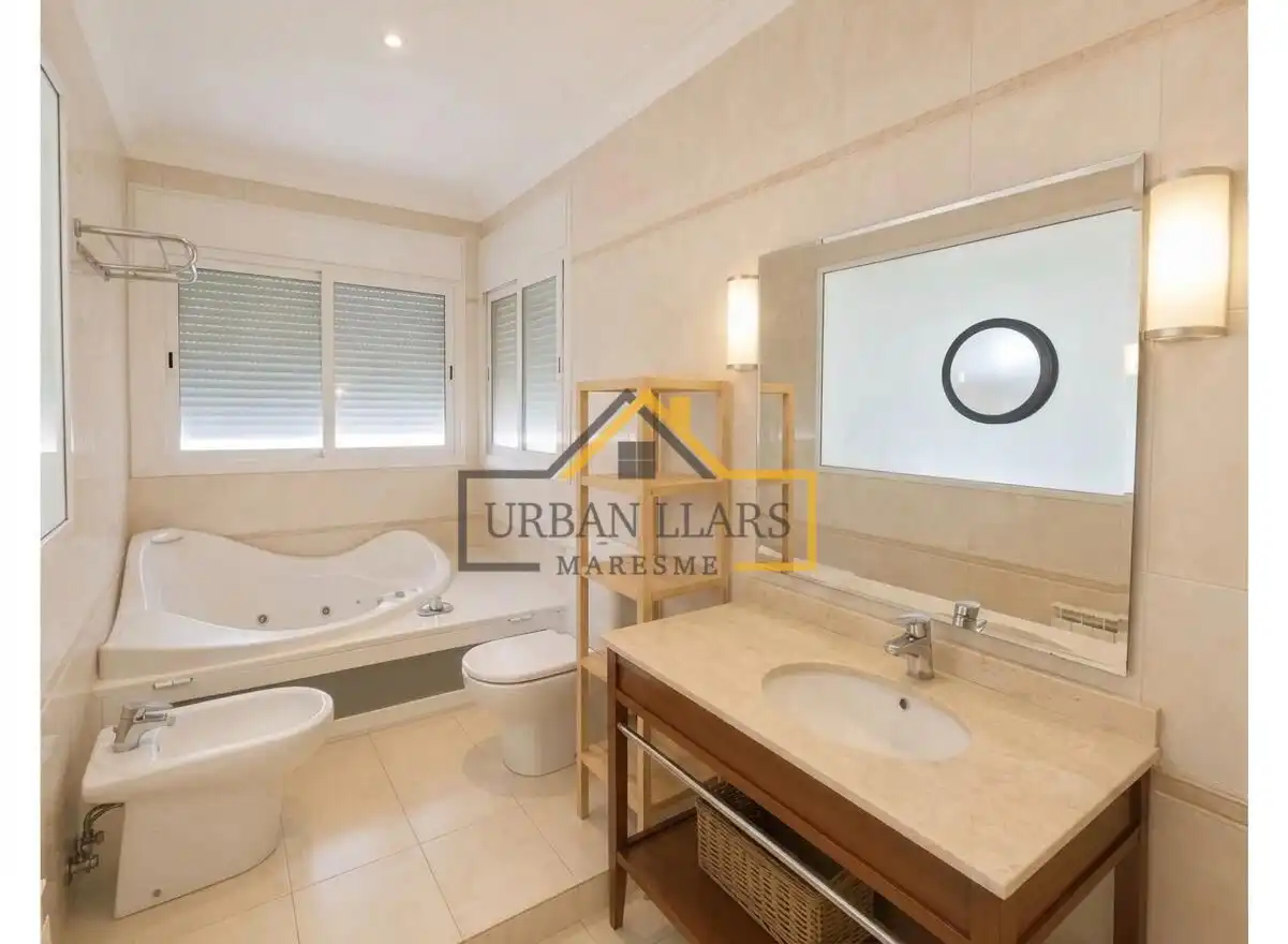 Baño de Casa adosada en venta en La Roca del Vallès con Aire acondicionado, Calefacción y Terraza