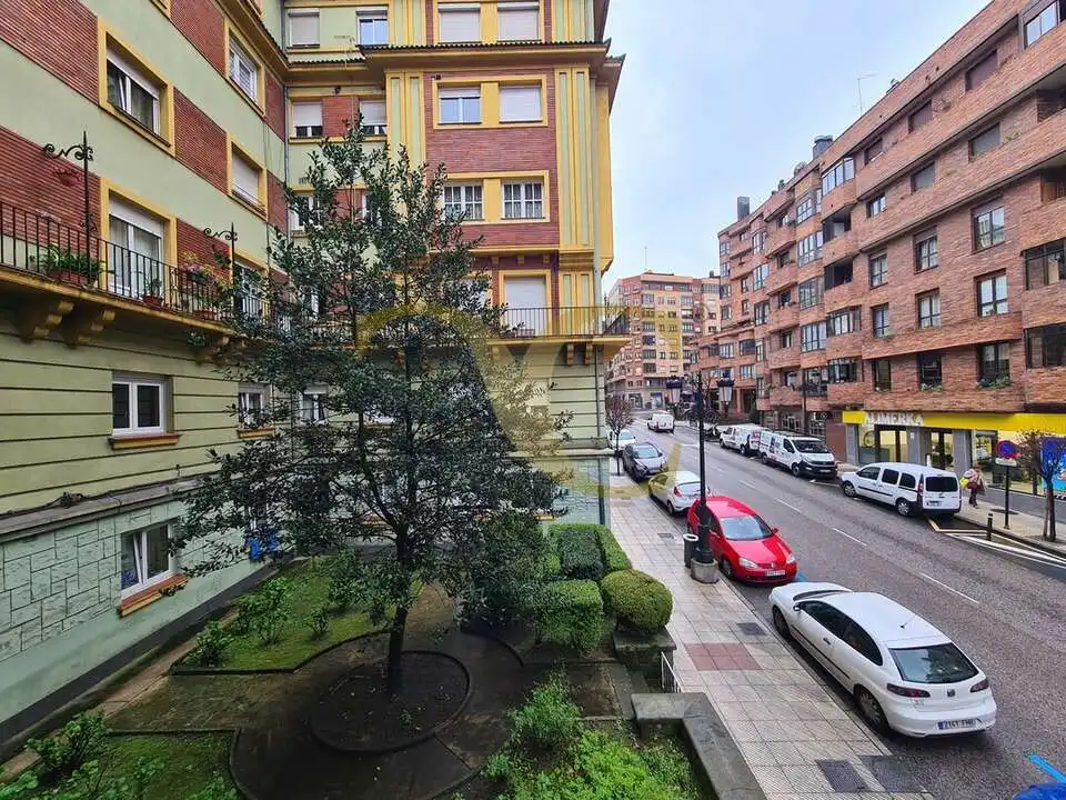 Vista exterior de Pis en venda en Oviedo  amb Calefacció i Jardí privat