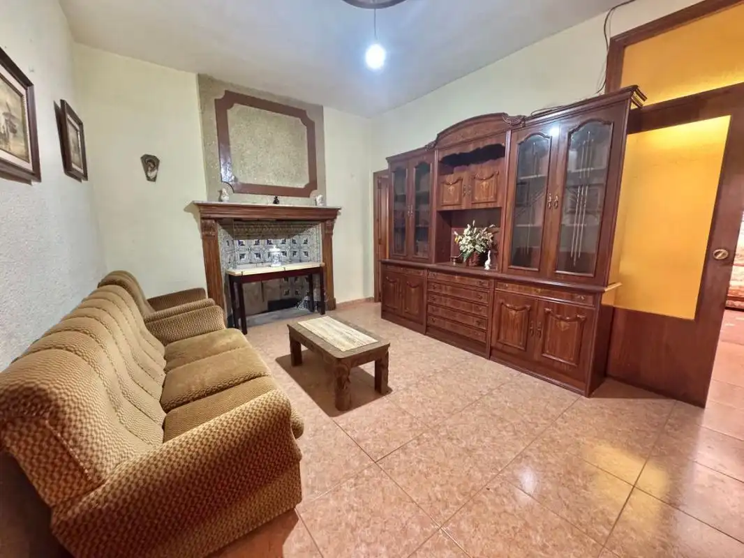 Sala de estar de Casa adosada en venta en Ayora con Calefacción, Terraza y Trastero
