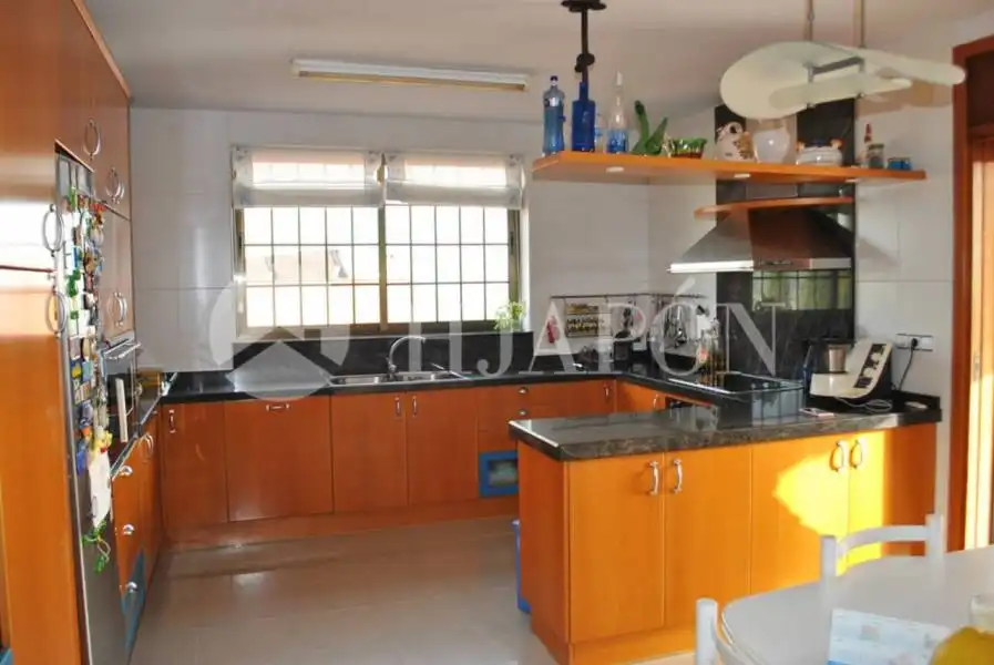 Cuina de Casa o xalet en venda en Alella amb Aire condicionat, Calefacció i Jardí privat