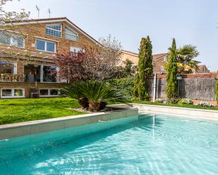 Piscina de Casa adosada en venda en Villanueva de la Cañada amb Aire condicionat i Piscina