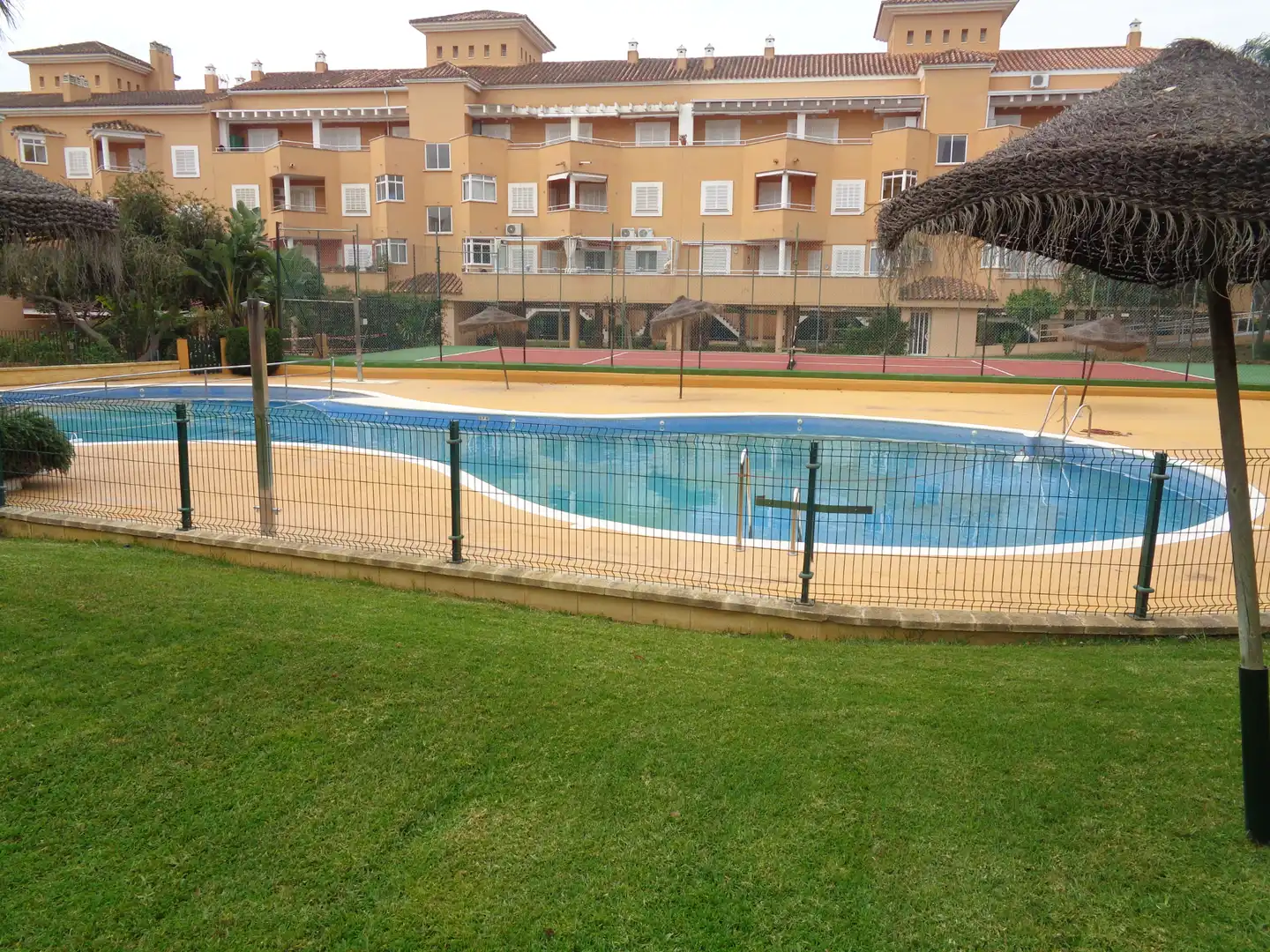 Schwimmbecken von Wohnungen zum Verkauf in Islantilla mit Klimaanlage, Terrasse und Gemeinschaftspool