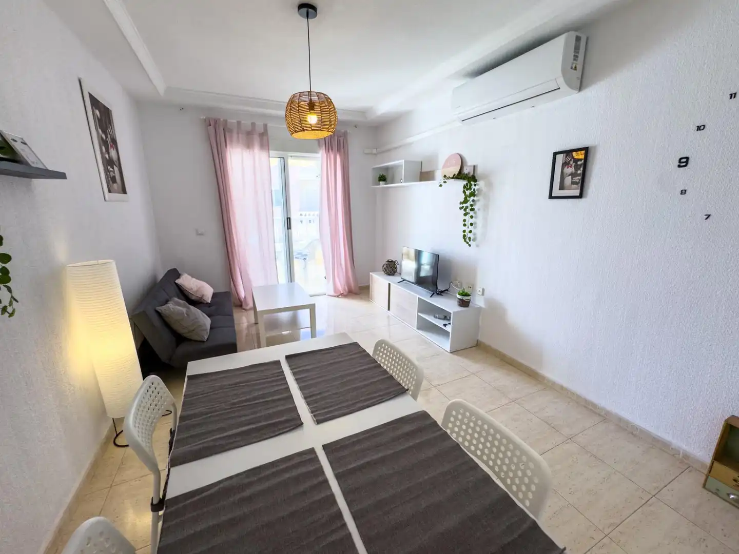 Sala d'estar de Apartament de lloguer en Torrevieja amb Aire condicionat, Calefacció i Terrassa
