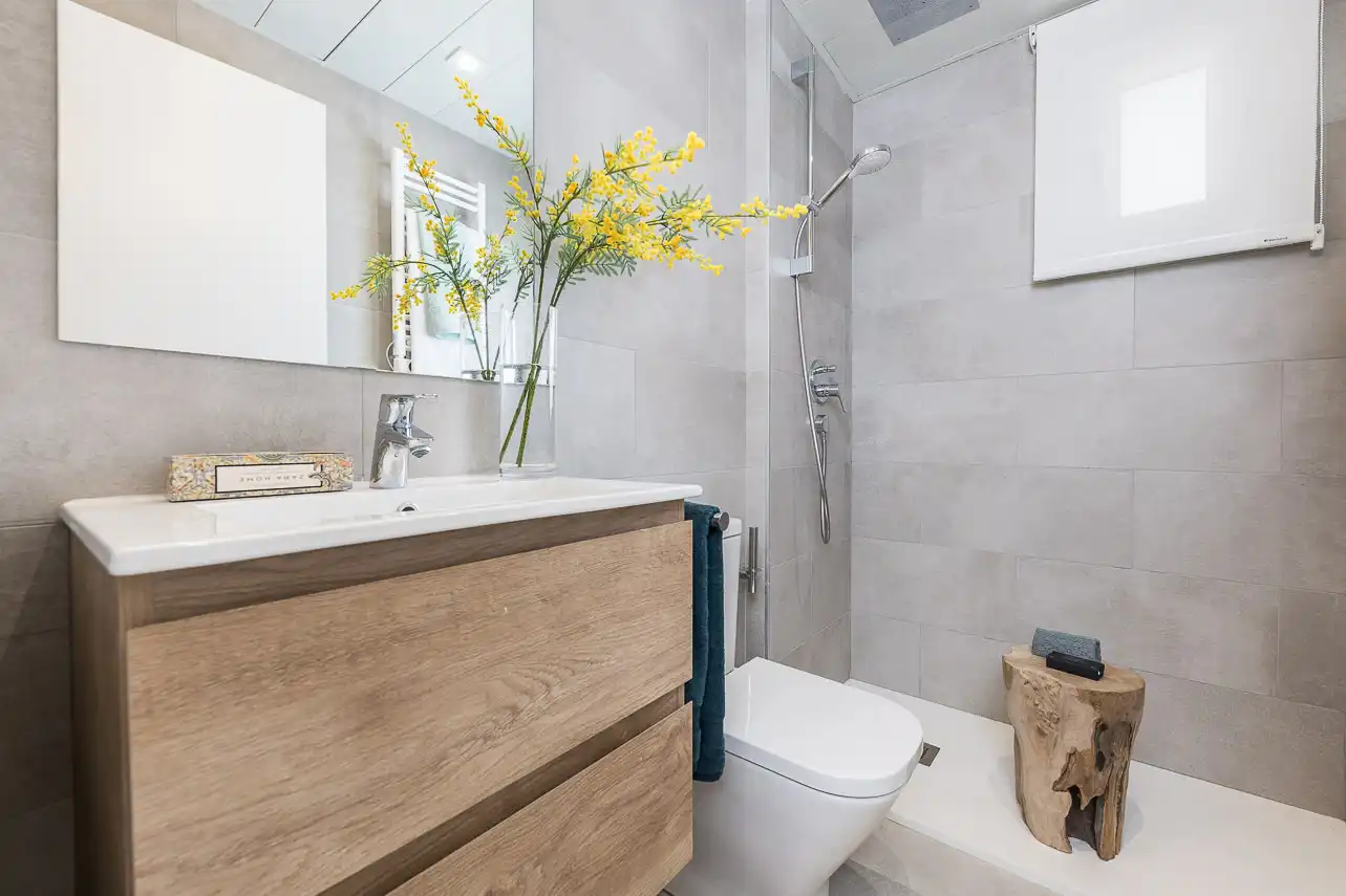 Baño de Apartamento de alquiler en Barcelona con Aire acondicionado, Calefacción y Amueblado