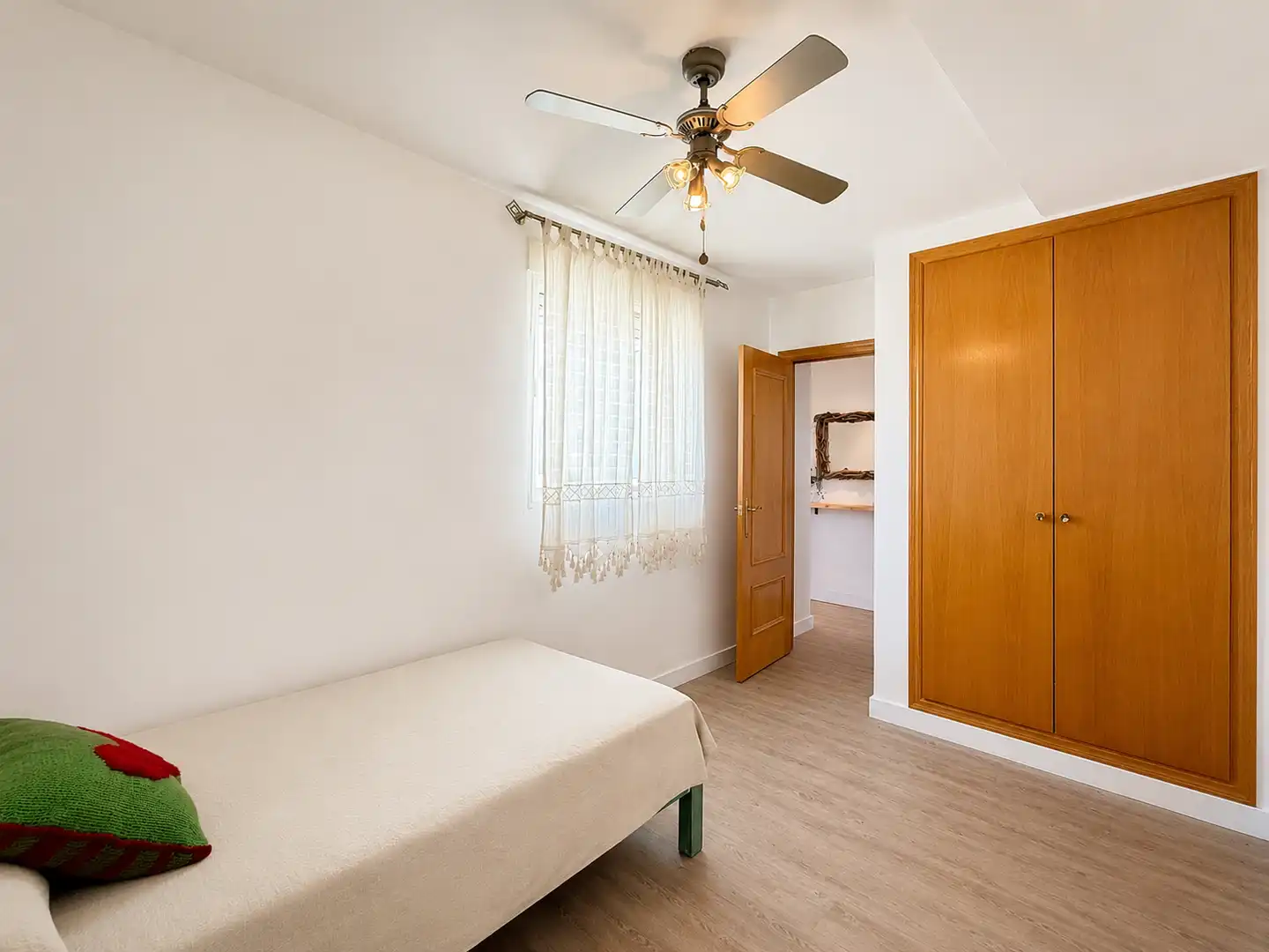 Bedroom of Flat for sale in La Pobla de Vallbona  with Air Conditioner, Furnished and Oven