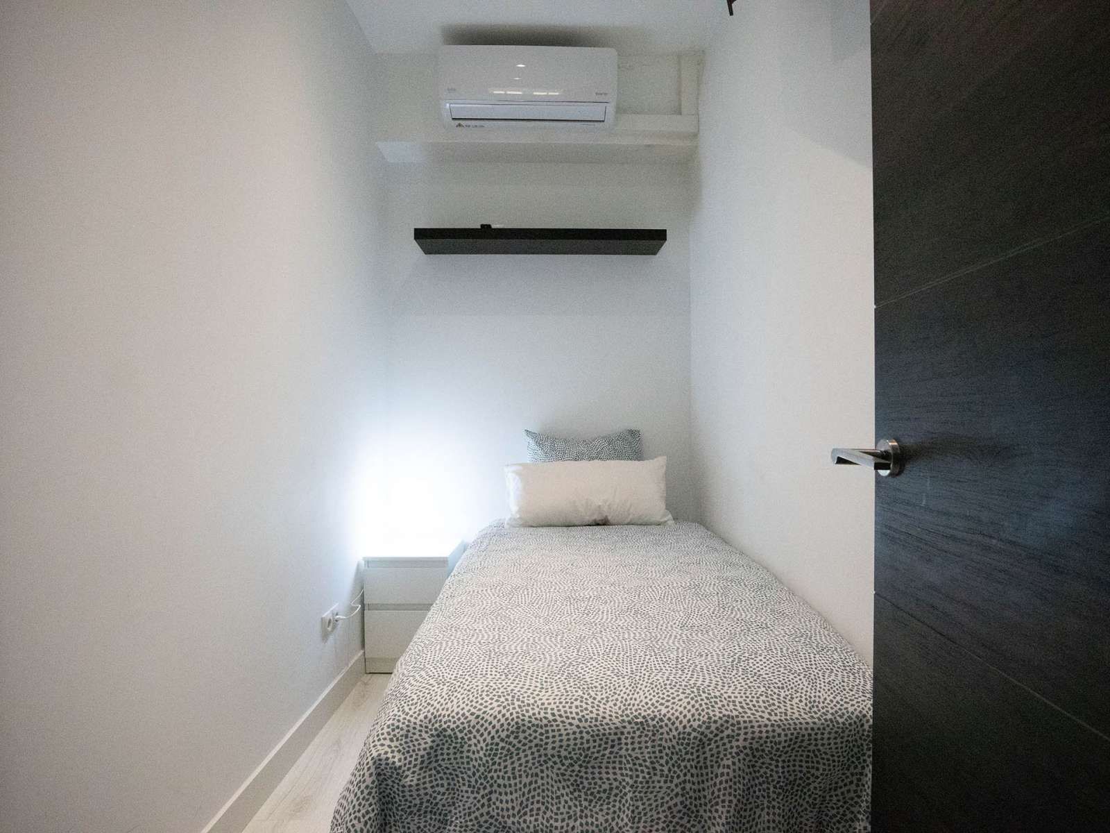 Bedroom of Flat to share in  Madrid Capital  with Air Conditioner, Heating and Terrace