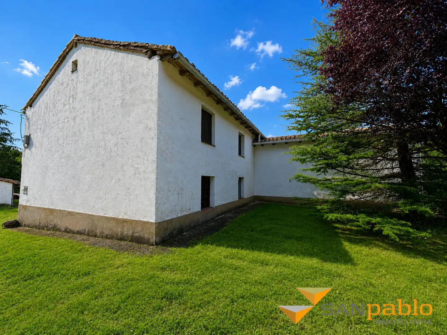 Vista exterior de Finca rústica en venda en Castrillo de Riopisuerga amb Jardí privat i Traster
