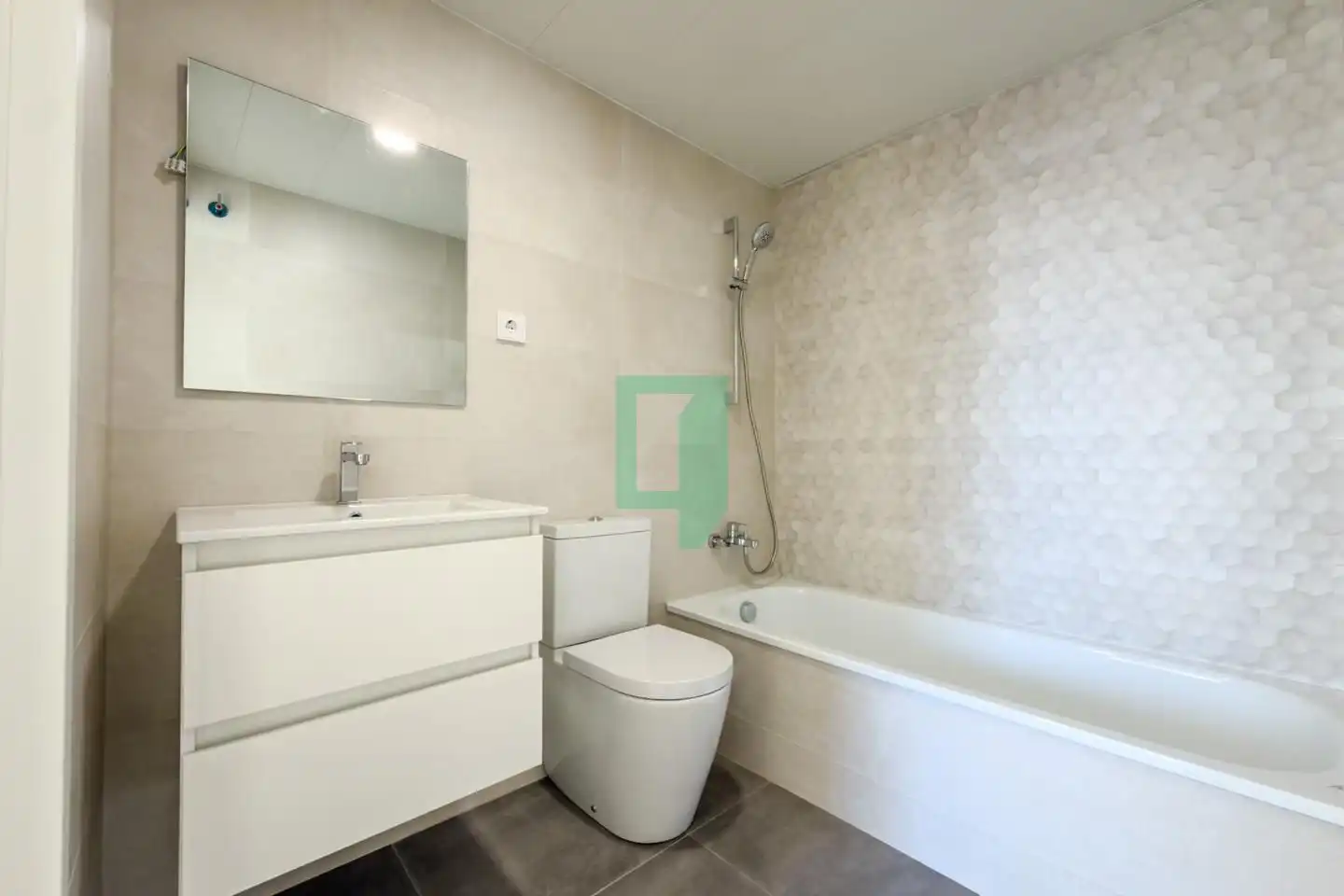 Bathroom of Flat for rent in Badalona  with Air Conditioner and Terrace