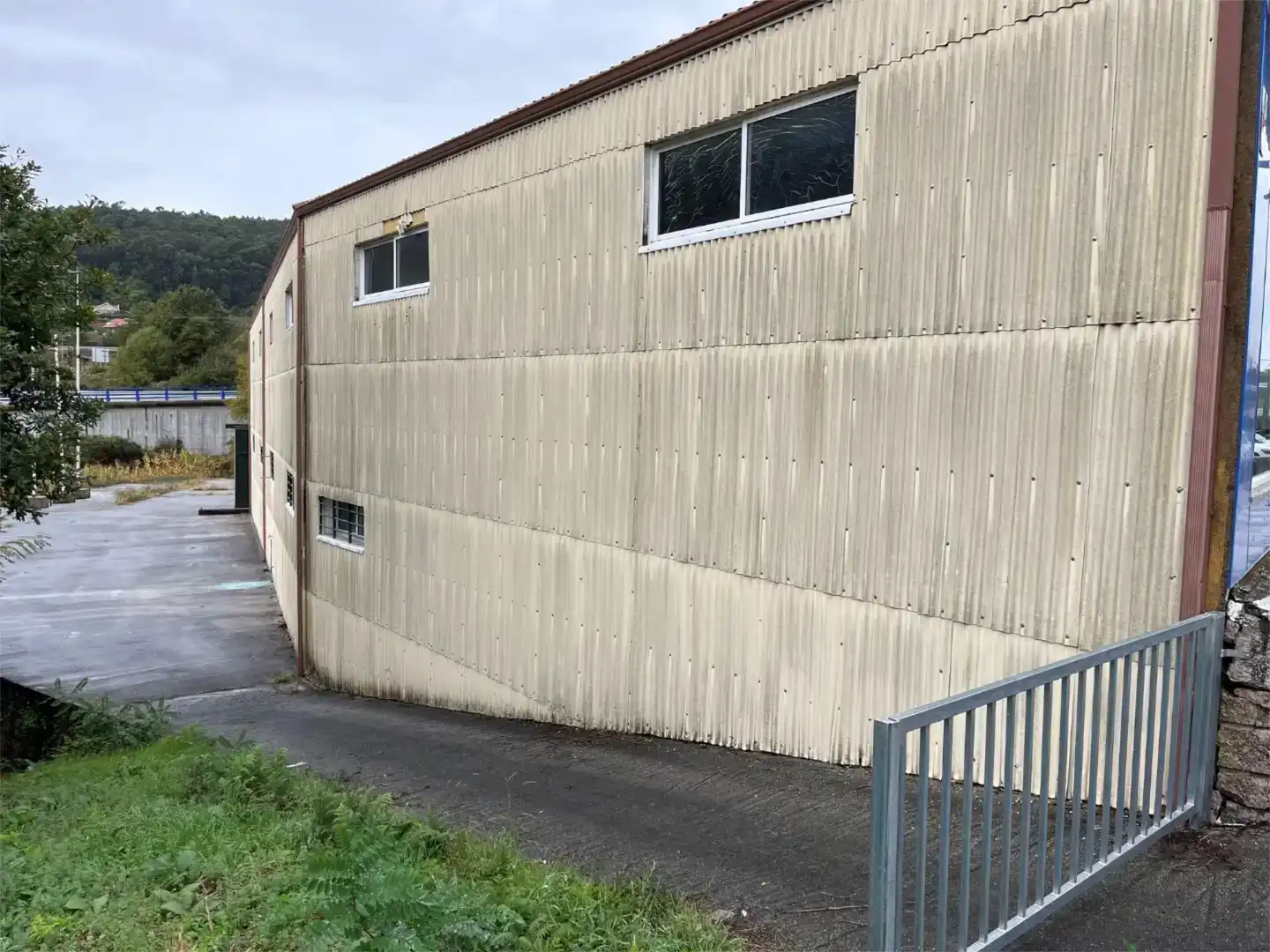 Außenansicht von Fabrikhallen zur Miete in Vilaboa