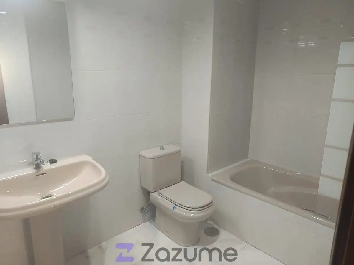 Baño de Apartamento de alquiler en Ávila con Calefacción, Parquet y Terraza