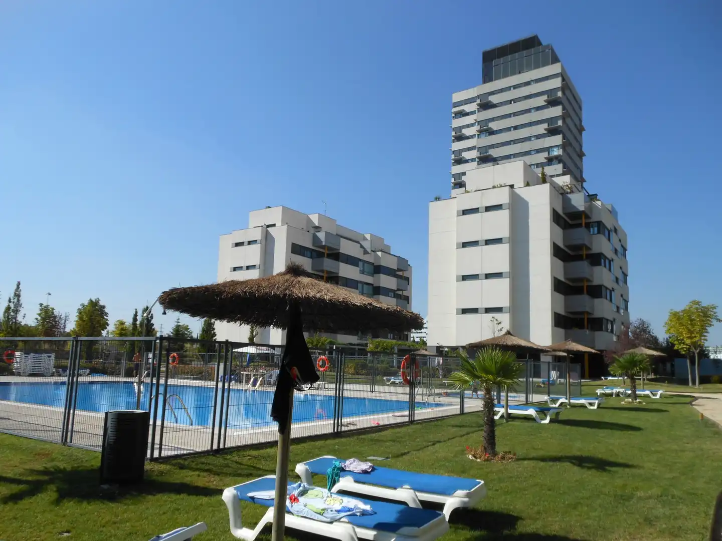 Flat with pool to rent in Calle de Dulce Chacón 37
