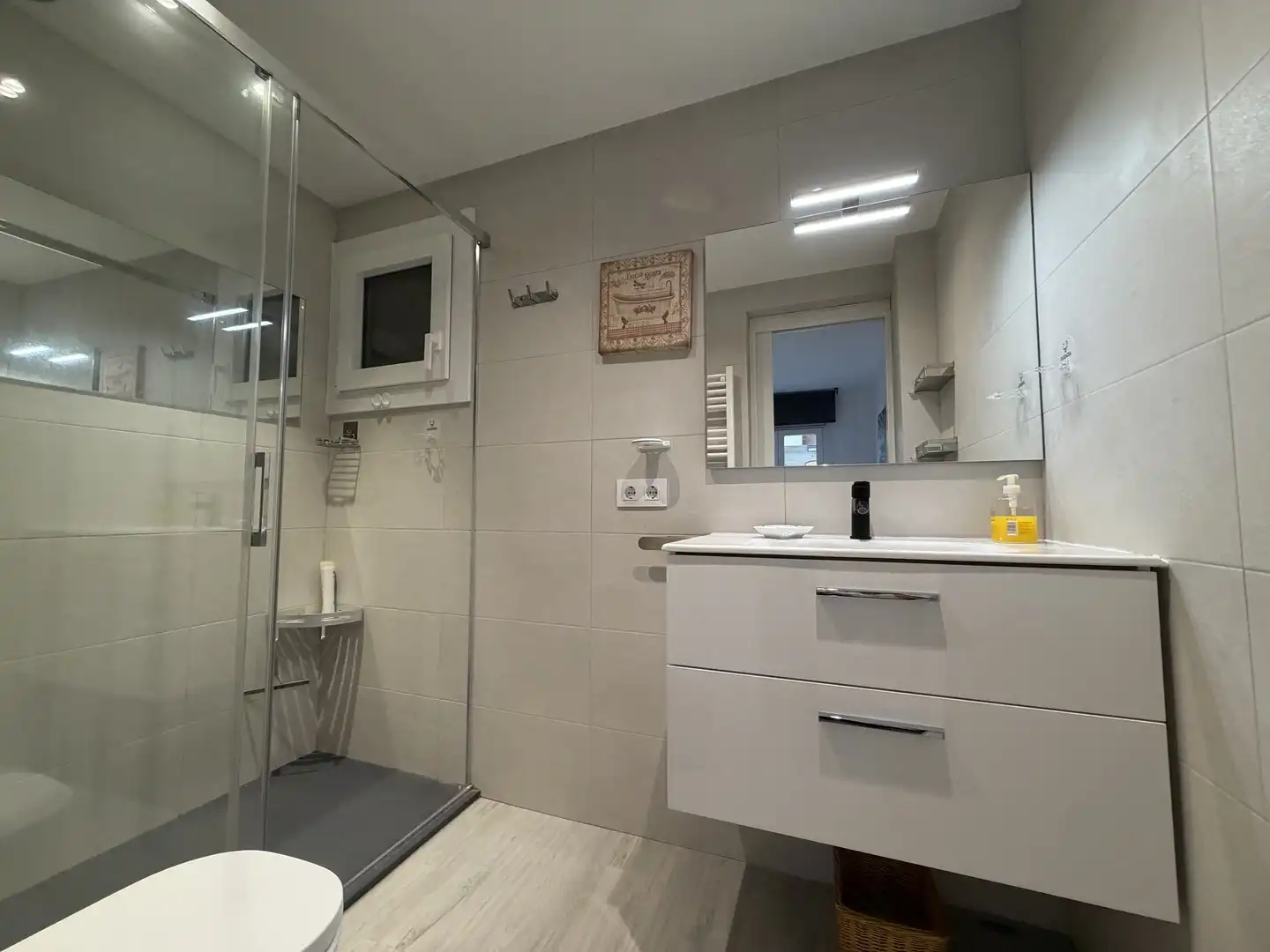 Baño de Apartamento de alquiler en Palamós con Calefacción, TV y Alarma