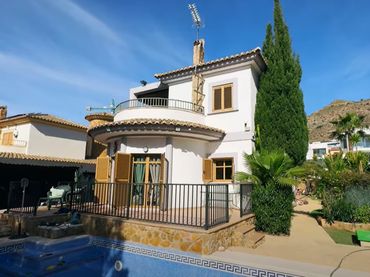Villa avec piscine à vendre à Golf Bahía