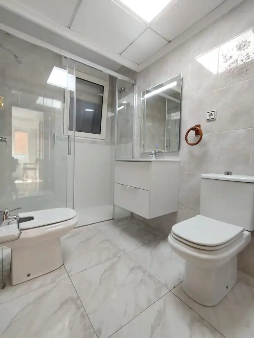 Baño de Piso de alquiler en Murcia con Aire acondicionado, Amueblado y Balcón