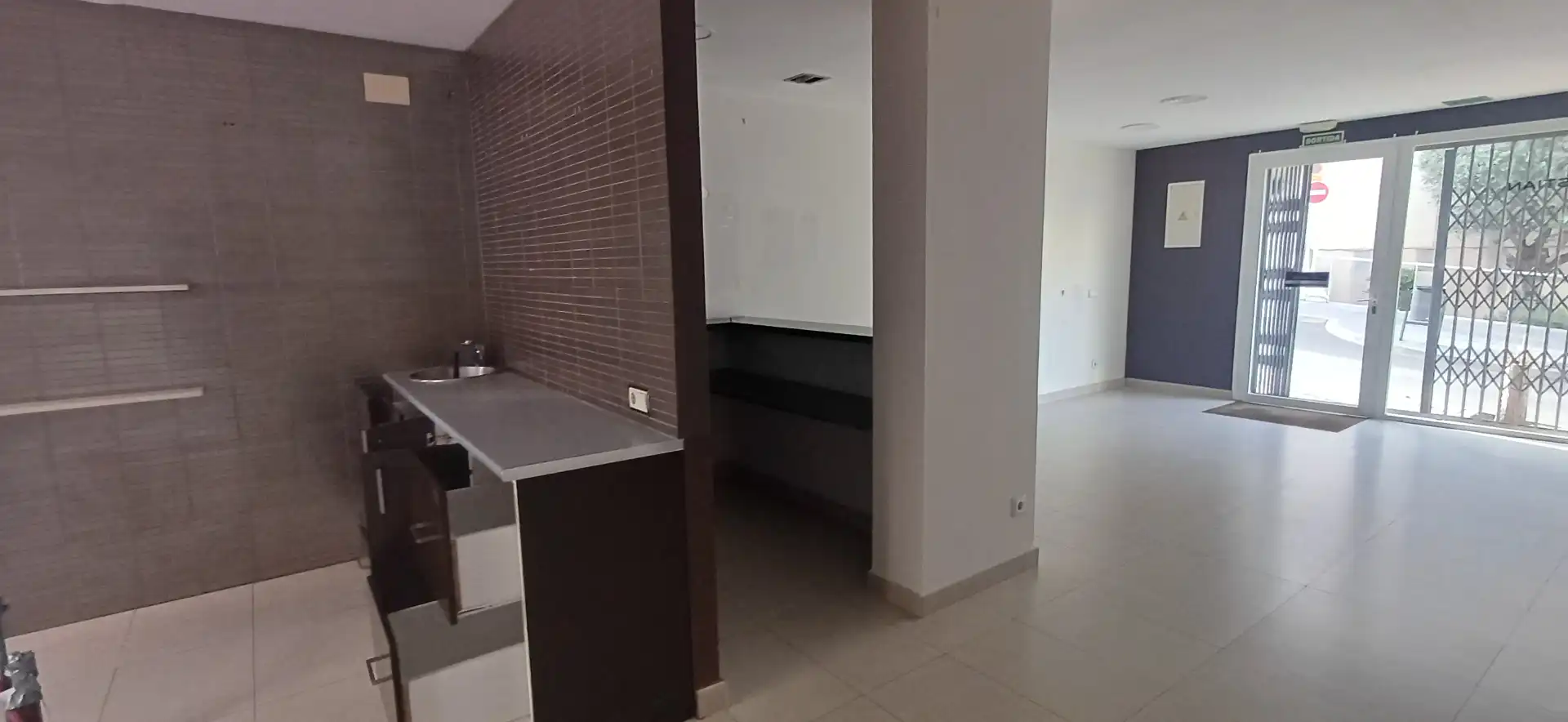 Cuina de Local de lloguer en El Masnou amb Aire condicionat