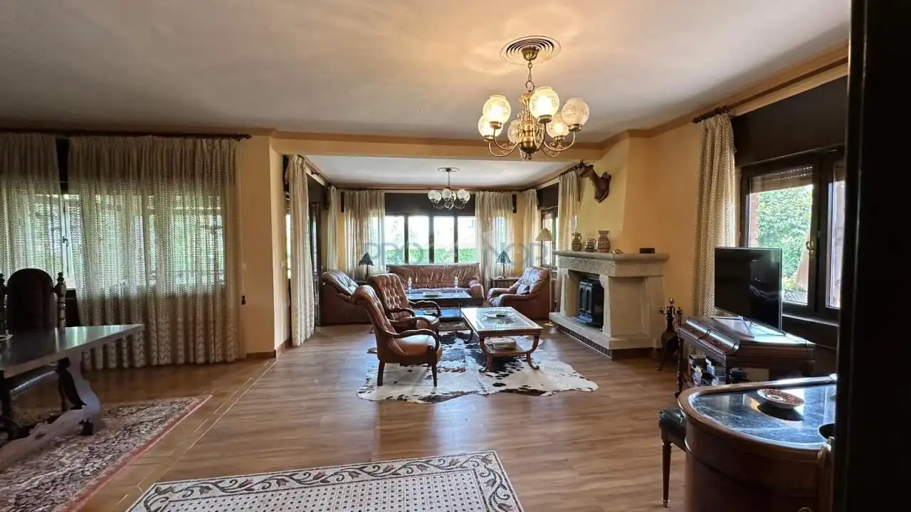 Sala d'estar de Casa o xalet en venda en Mansilla de las Mulas amb Calefacció, Jardí privat i Piscina