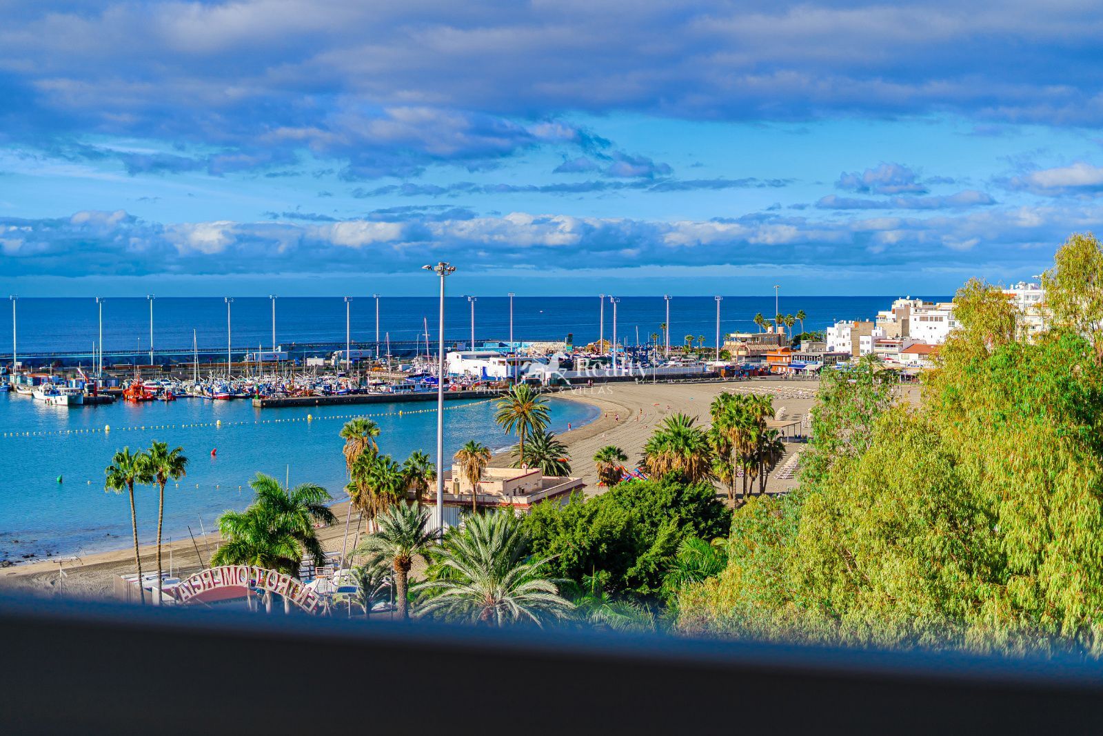 Vista exterior de Piso en venta en Arona con Terraza, Piscina y Amueblado