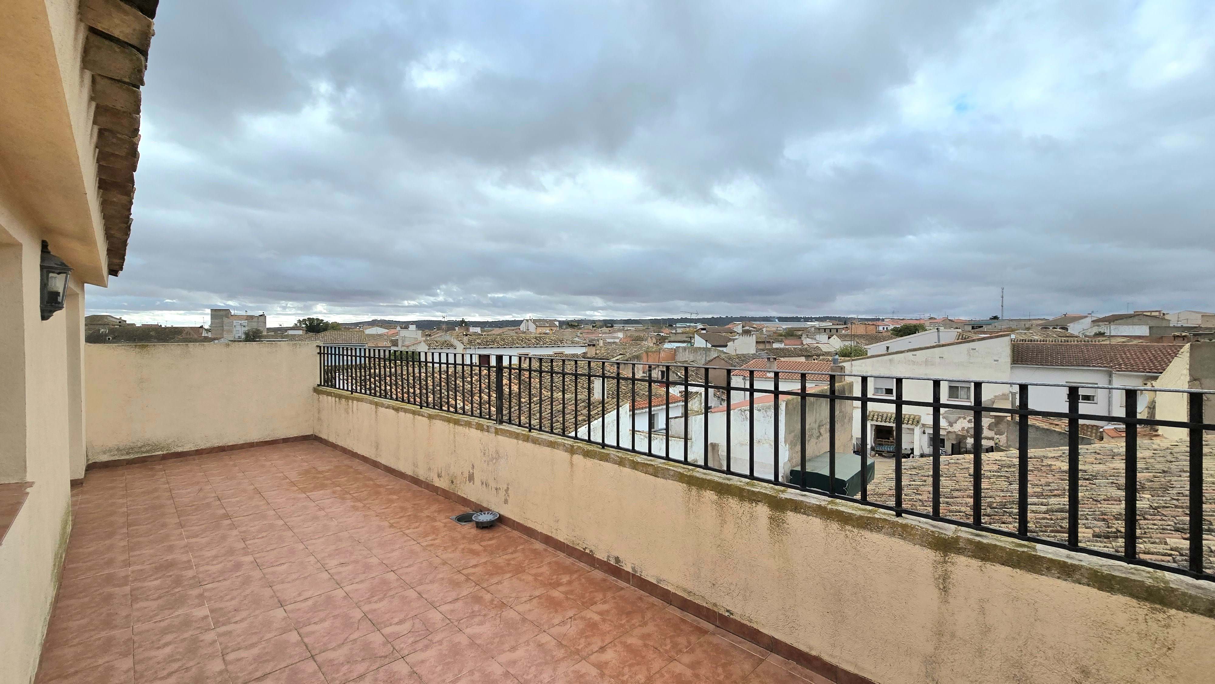 Terrace of Building for sale in Sisante
