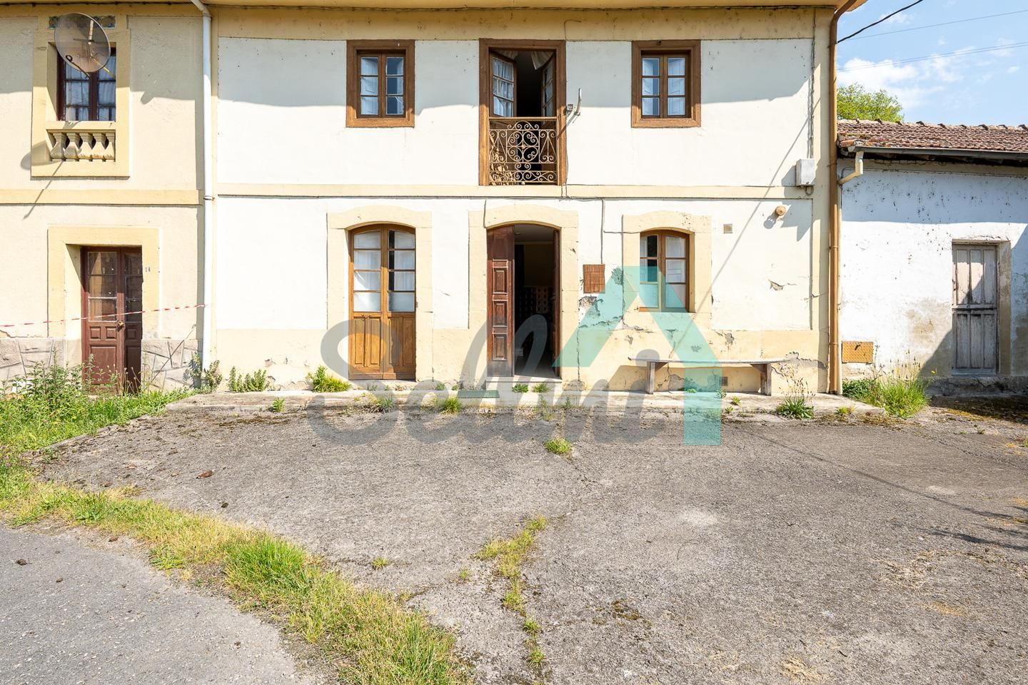 Vista exterior de Casa adosada en venda en Oviedo  amb Jardí privat i Balcó