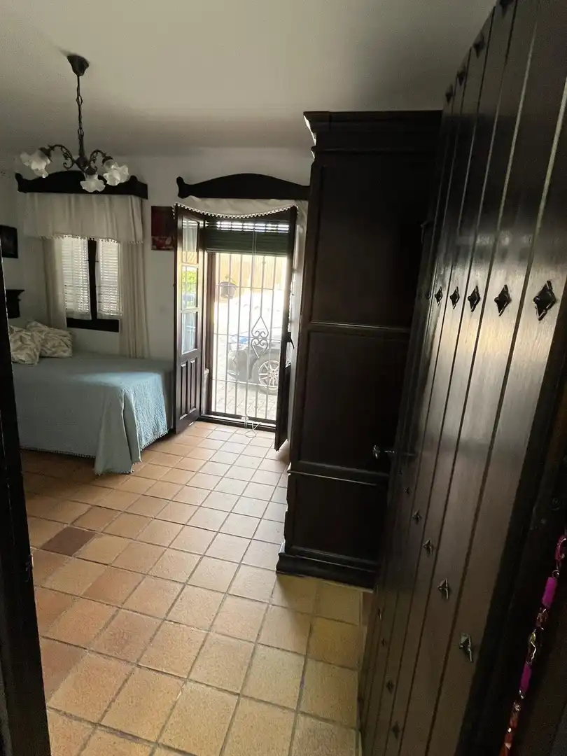 Dormitori de Casa o xalet en venda en Chiclana de la Frontera amb Jardí privat, Moblat i Piscina comunitària