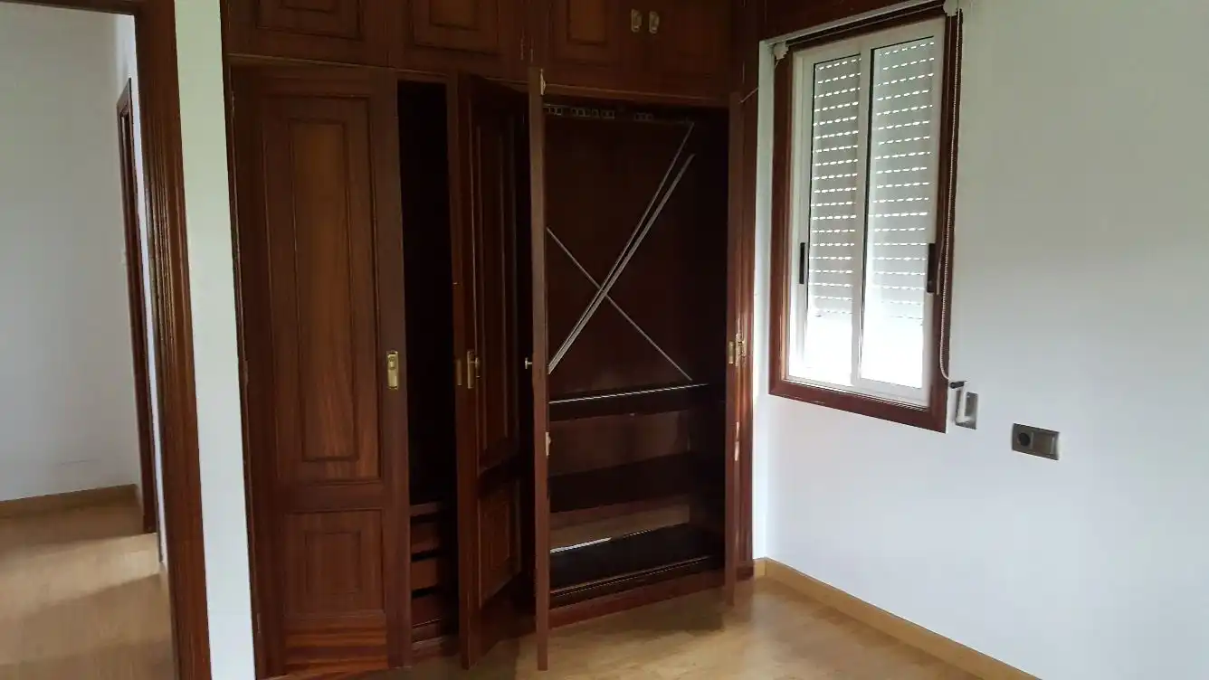 Dormitori de Casa o xalet en venda en Vigo  amb Jardí privat, Parquet i Terrassa