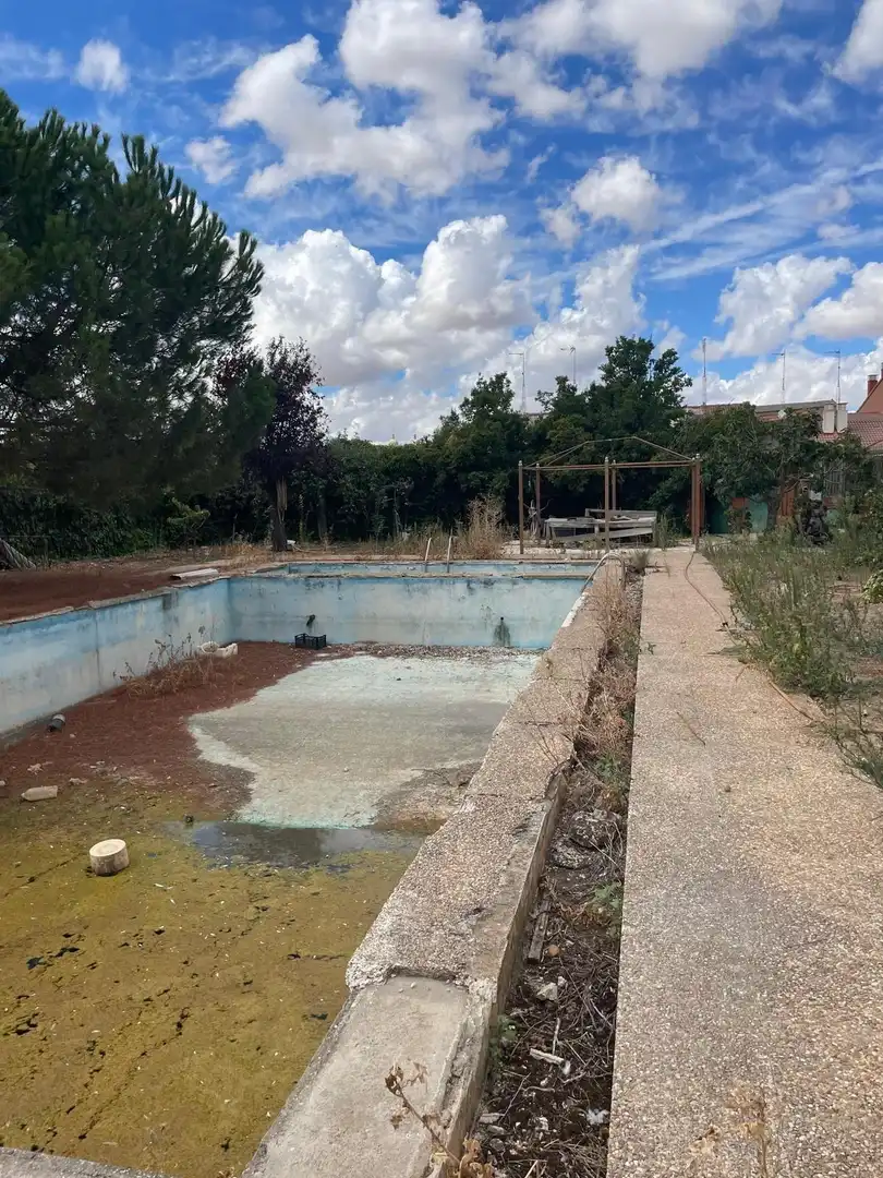 Piscina de Nave industrial en venta en Cigales