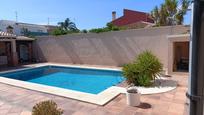 Piscina de Casa o xalet en venda en Los Barrios amb Aire condicionat, Jardí privat i Terrassa