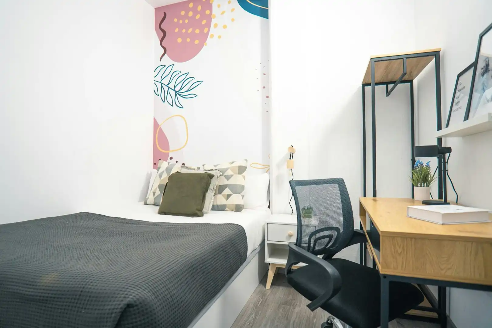 Bedroom of Flat for share in Barcelona  with Washing machine