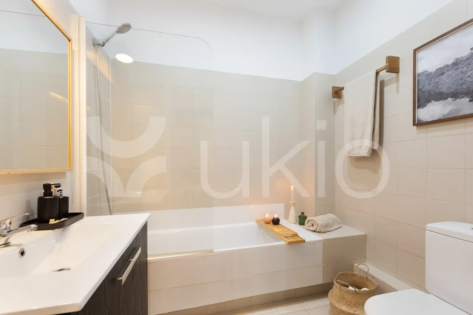 Bany de Apartament de lloguer en Barcelona amb Aire condicionat, Calefacció i Moblat