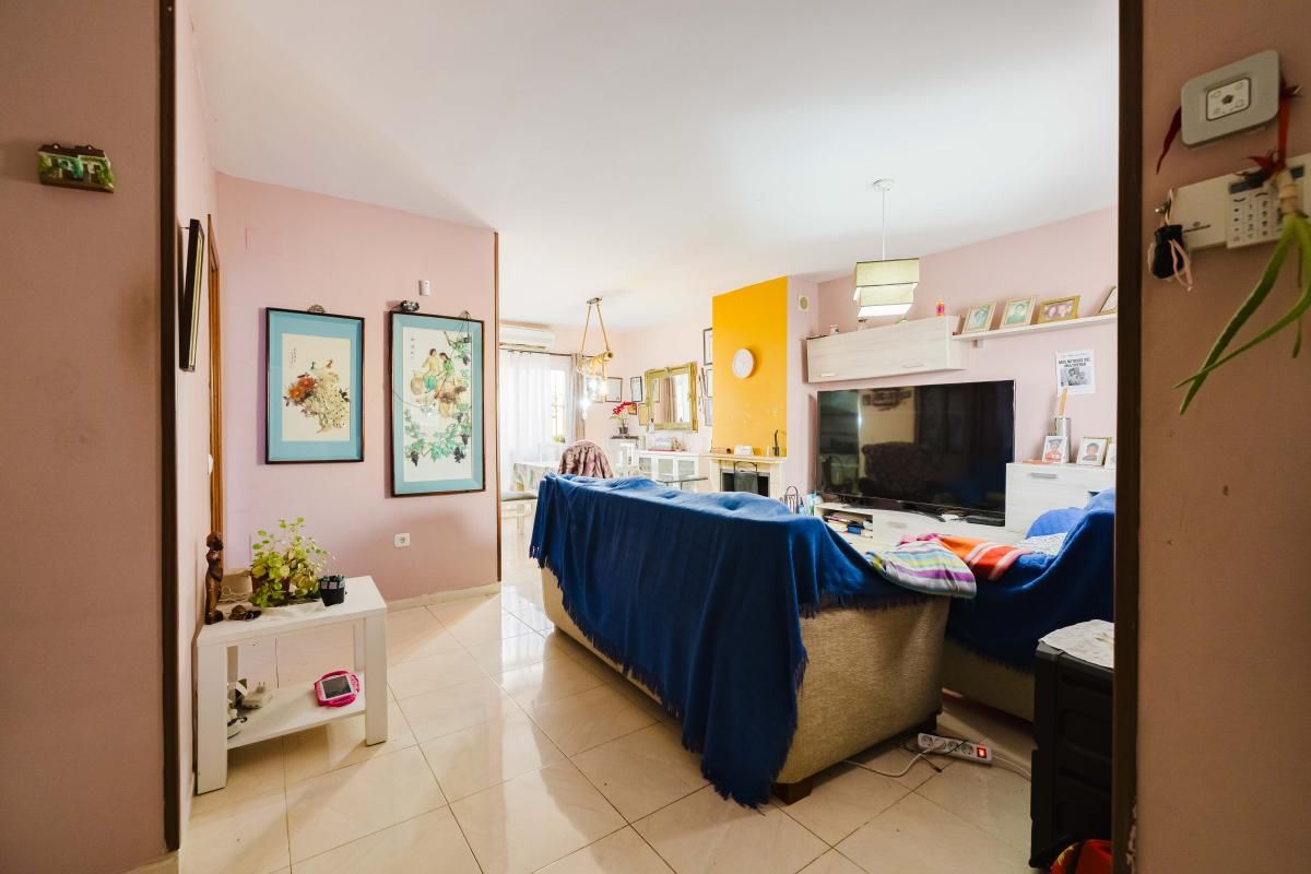 Sala d'estar de Casa adosada en venda en Fuente de Piedra amb Aire condicionat, Calefacció i Jardí privat