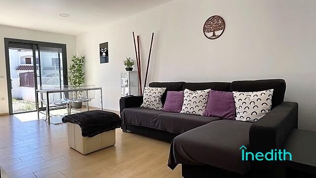 Sala d'estar de Casa adosada en venda en Cunit amb Aire condicionat, Calefacció i Jardí privat