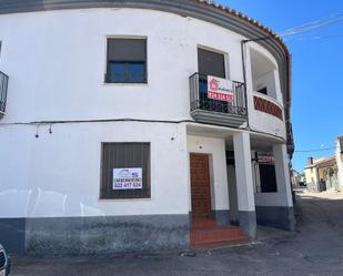 Vista exterior de Casa adosada en venda en Salvatierra de Santiago amb Terrassa