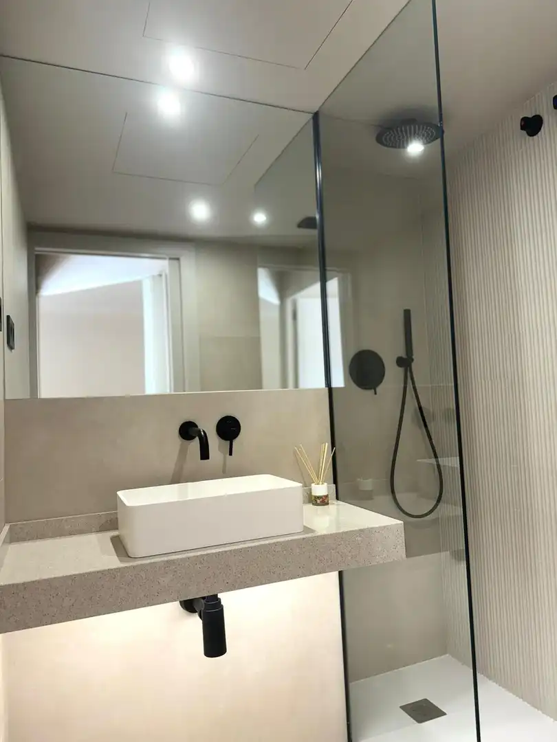 Bathroom of Buildings for sale in Santa Coloma de Gramenet
