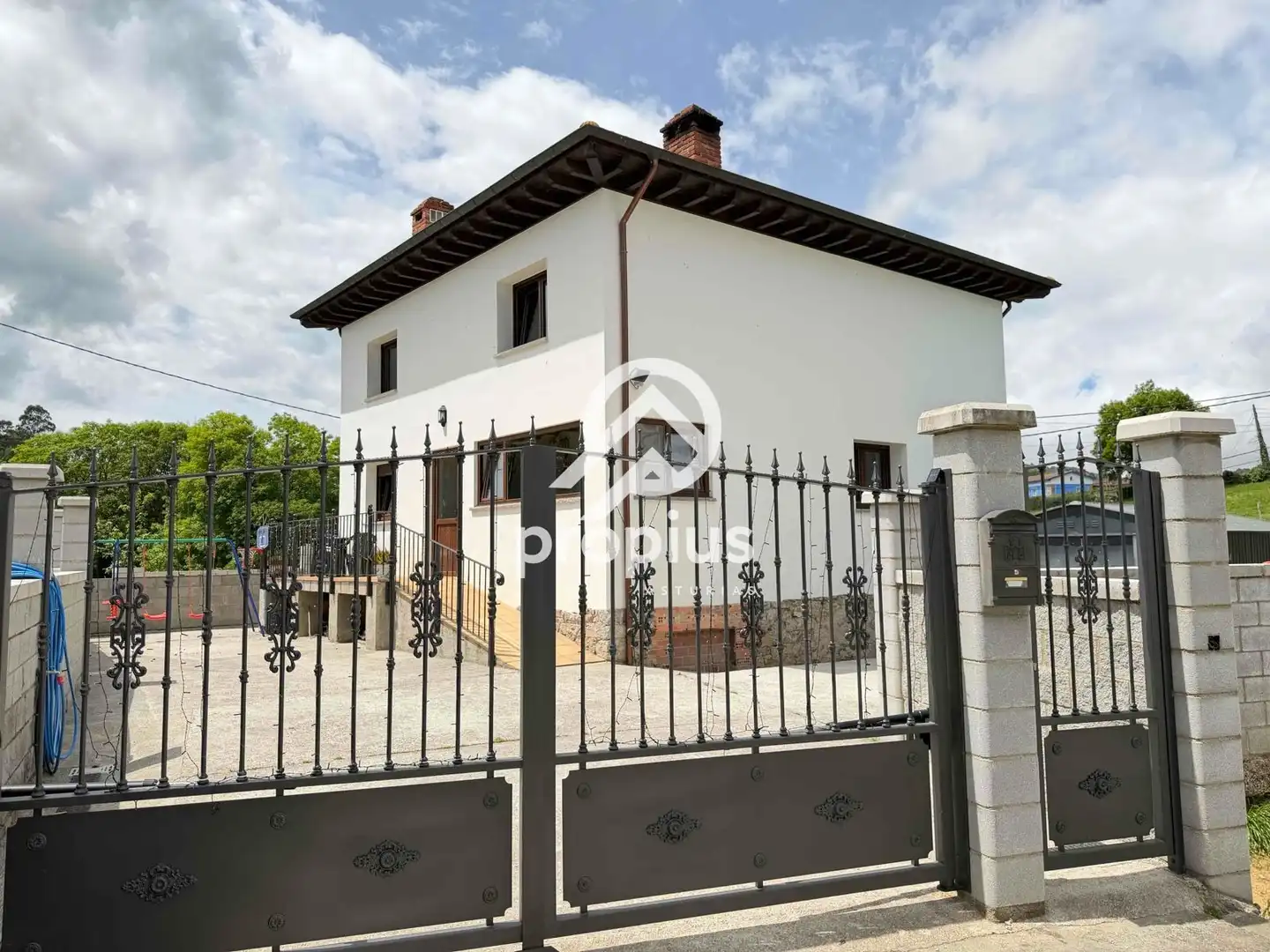 Vista exterior de Casa o xalet en venda en Sariego amb Calefacció, Parquet i Traster