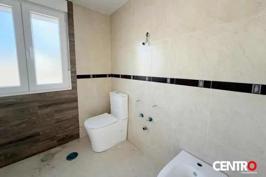Badezimmer von Wohnung zum Verkauf in Cenes de la Vega mit Klimaanlage, Heizung und Privatgarten