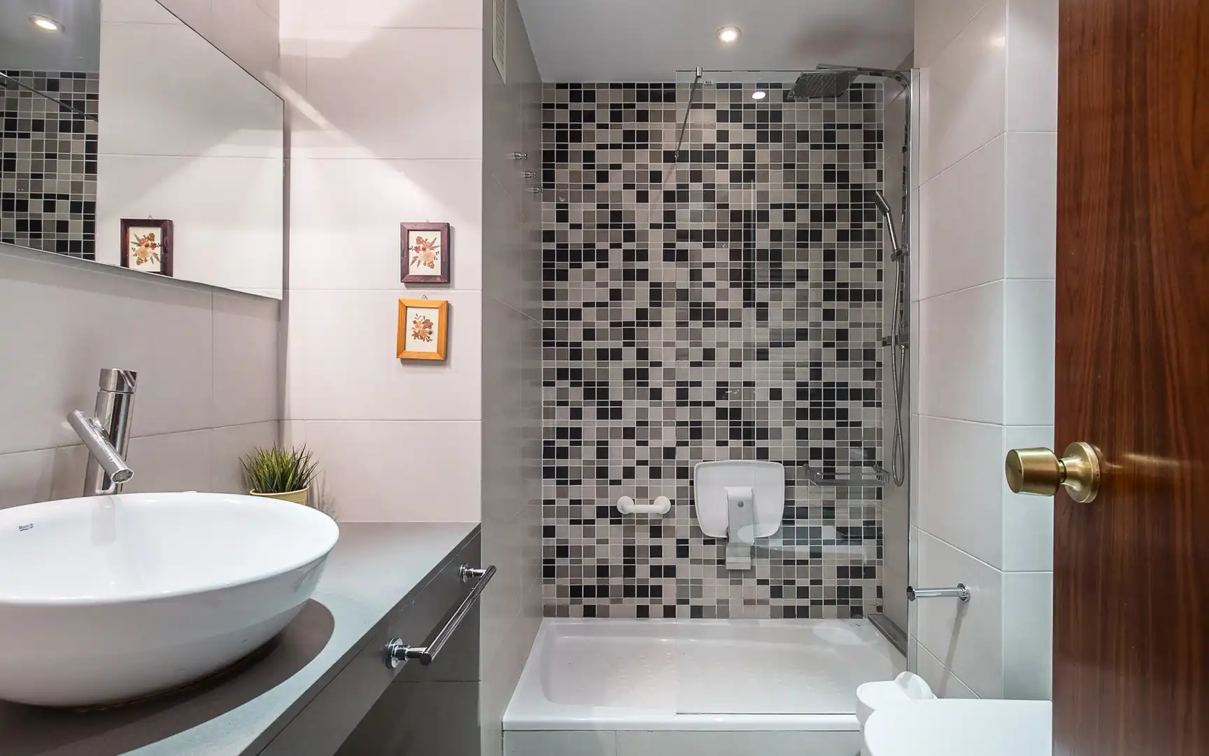 Bathroom of Flat for rent in Barcelona  with Air Conditioner, Heating and Terrace