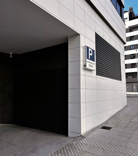 Foto 2 de Garatge de lloguer a Calle la Regenta, 27, La Ería, Oviedo