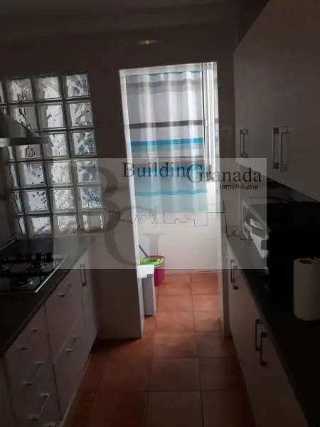 Cocina de Piso de alquiler en Granada con Terraza y Microondas