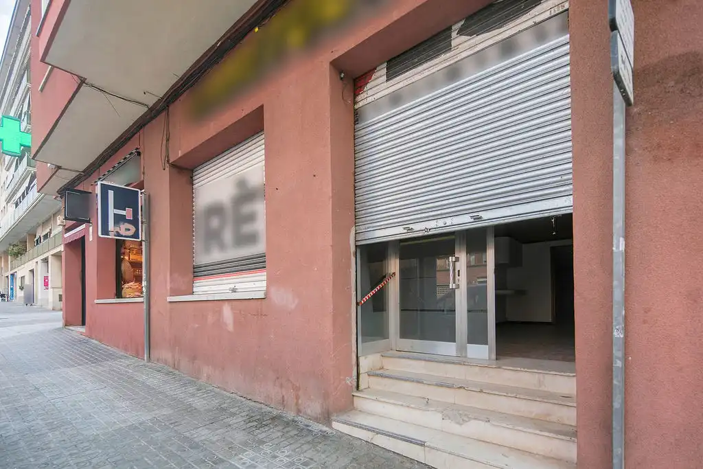 Locale commerciale in vendita a Rd Francesc Macia