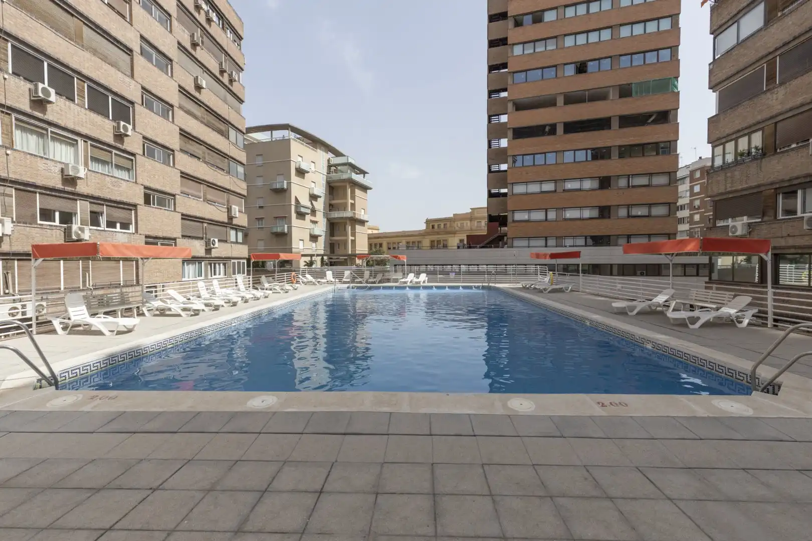 Piscina de Dúplex en venda en Granada amb Aire condicionat, Calefacció i Terrassa
